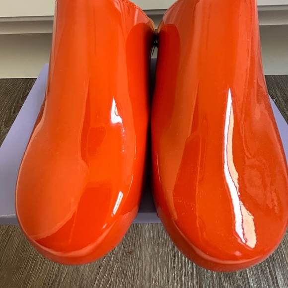 NWB FIGURE DECORATIVE ORANGE CLOGS/ITALY/PATENT LEATHER/39IT-8US/UNIQUE - Picture 13 of 16